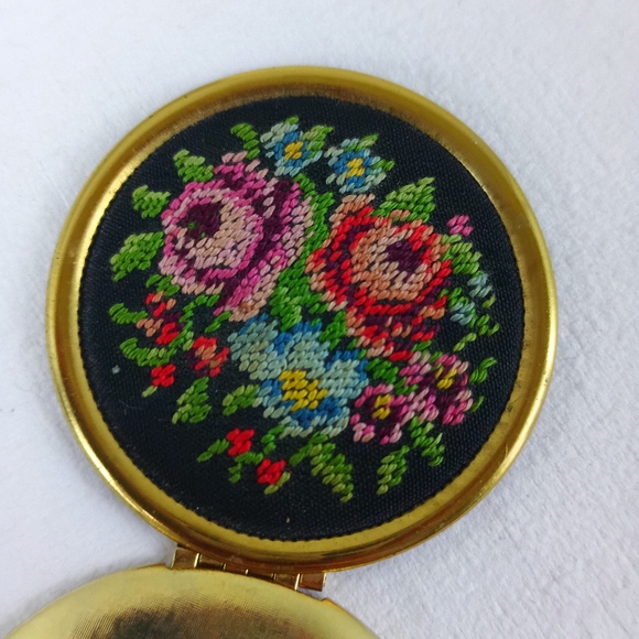 Vtg Avon Needlepoint Roses Petit Point Pendant Locket no chain floral locket. - Picture 12 of 15